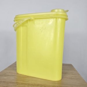 Vintage Tupperware Beverage Buddy, 2 Qt Pitcher # 587-2 Yellow